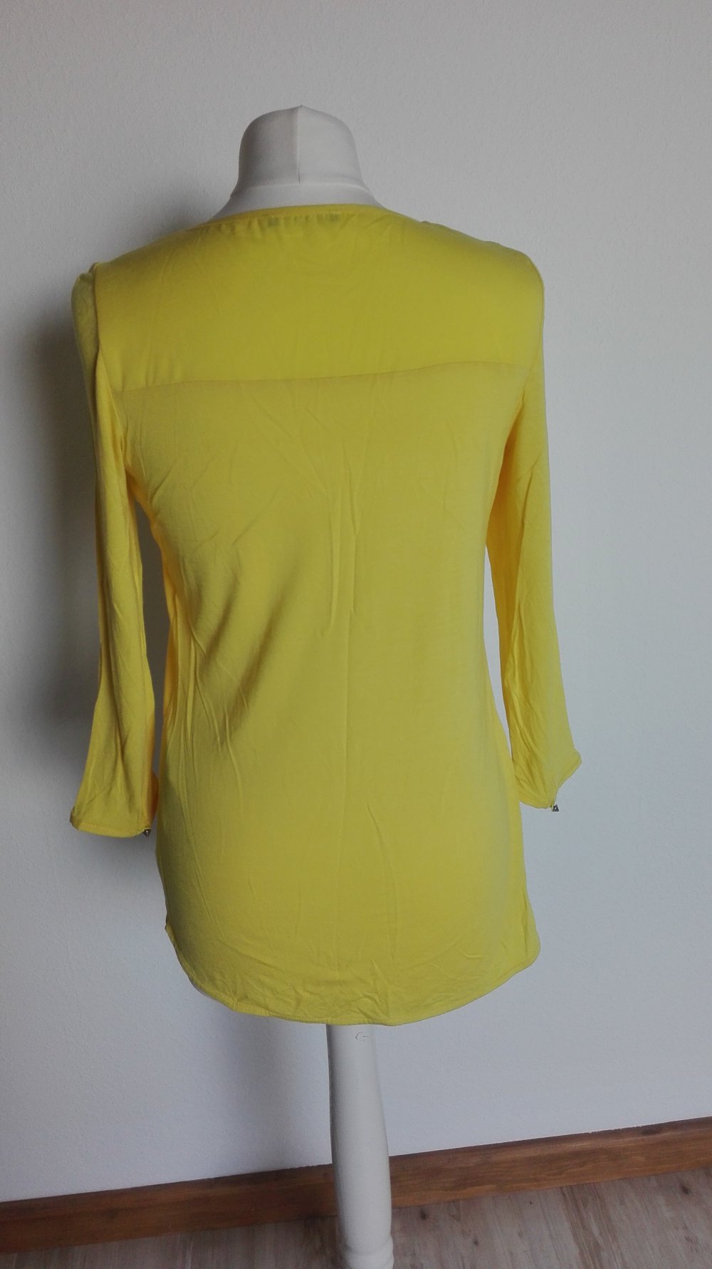Gelbe Bluse von Orsay in Größe S 36 mit kleinen silber farbenen Knöpfen RundhalsausschnittBüro Buisness schick