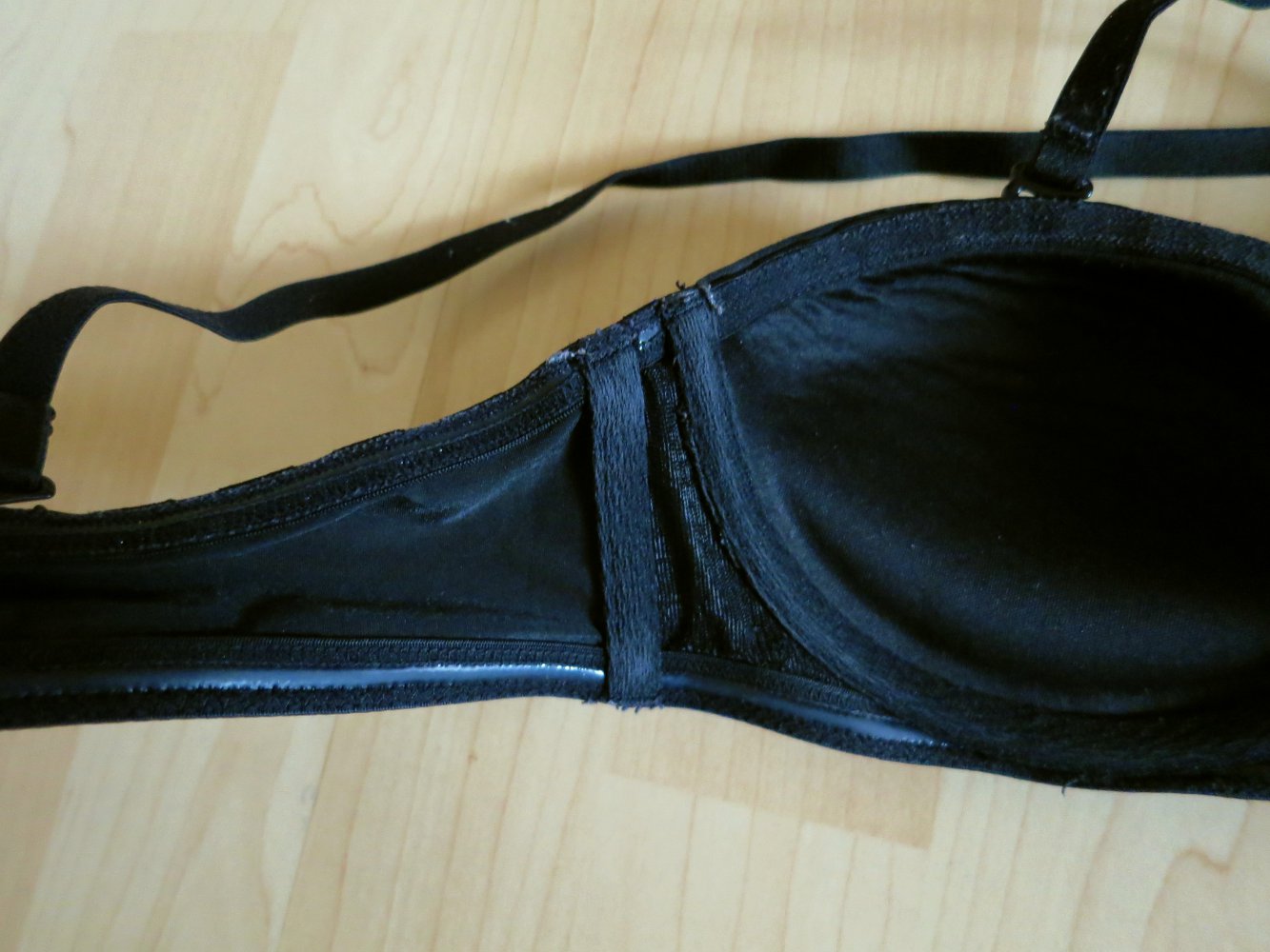 Schwarzer Bandeau-BH, 75 A