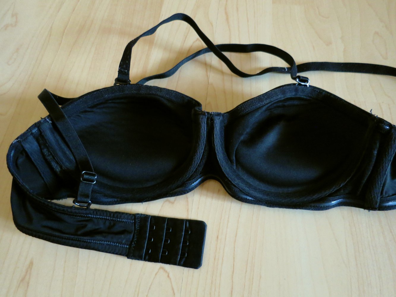 Schwarzer Bandeau-BH, 75 A