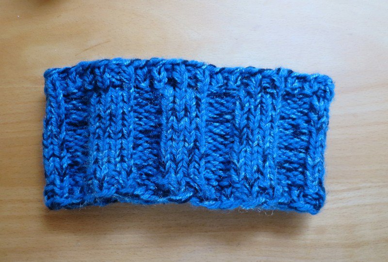 Selbstgestricktes Stirnband in blau-schwarz