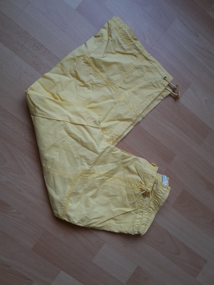 Capri Hose gelb mit großen Taschen