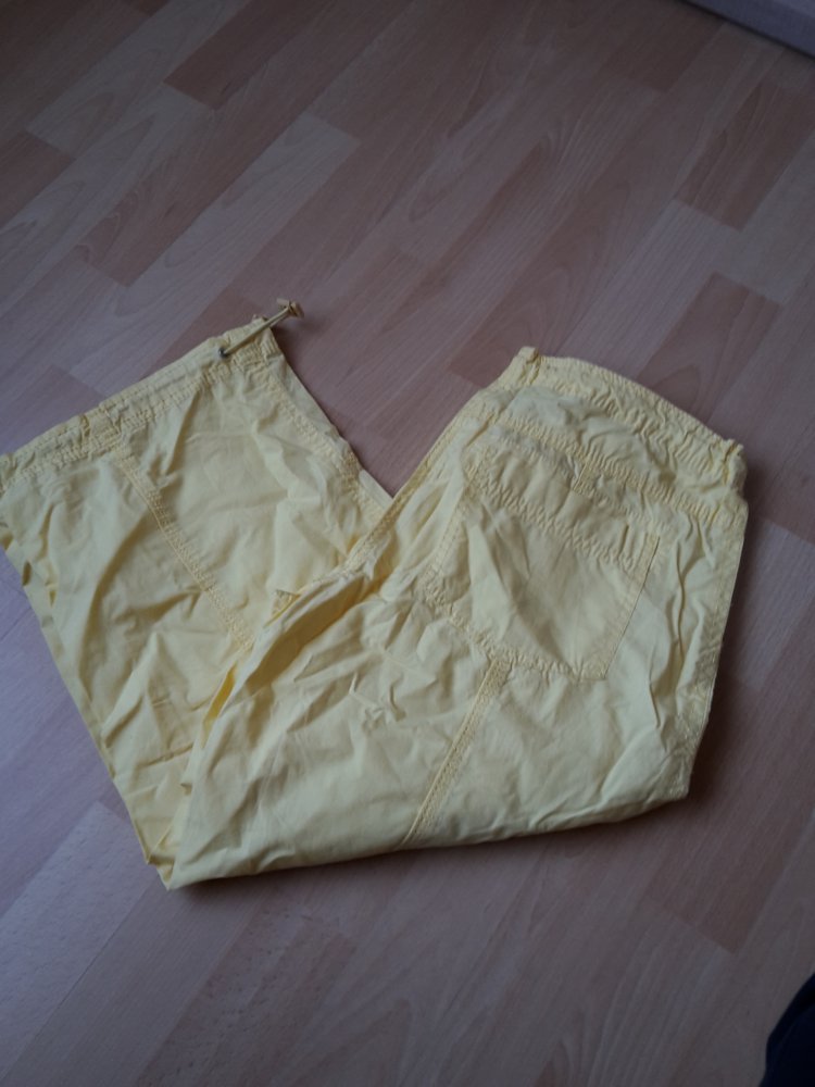 Capri Hose gelb mit großen Taschen