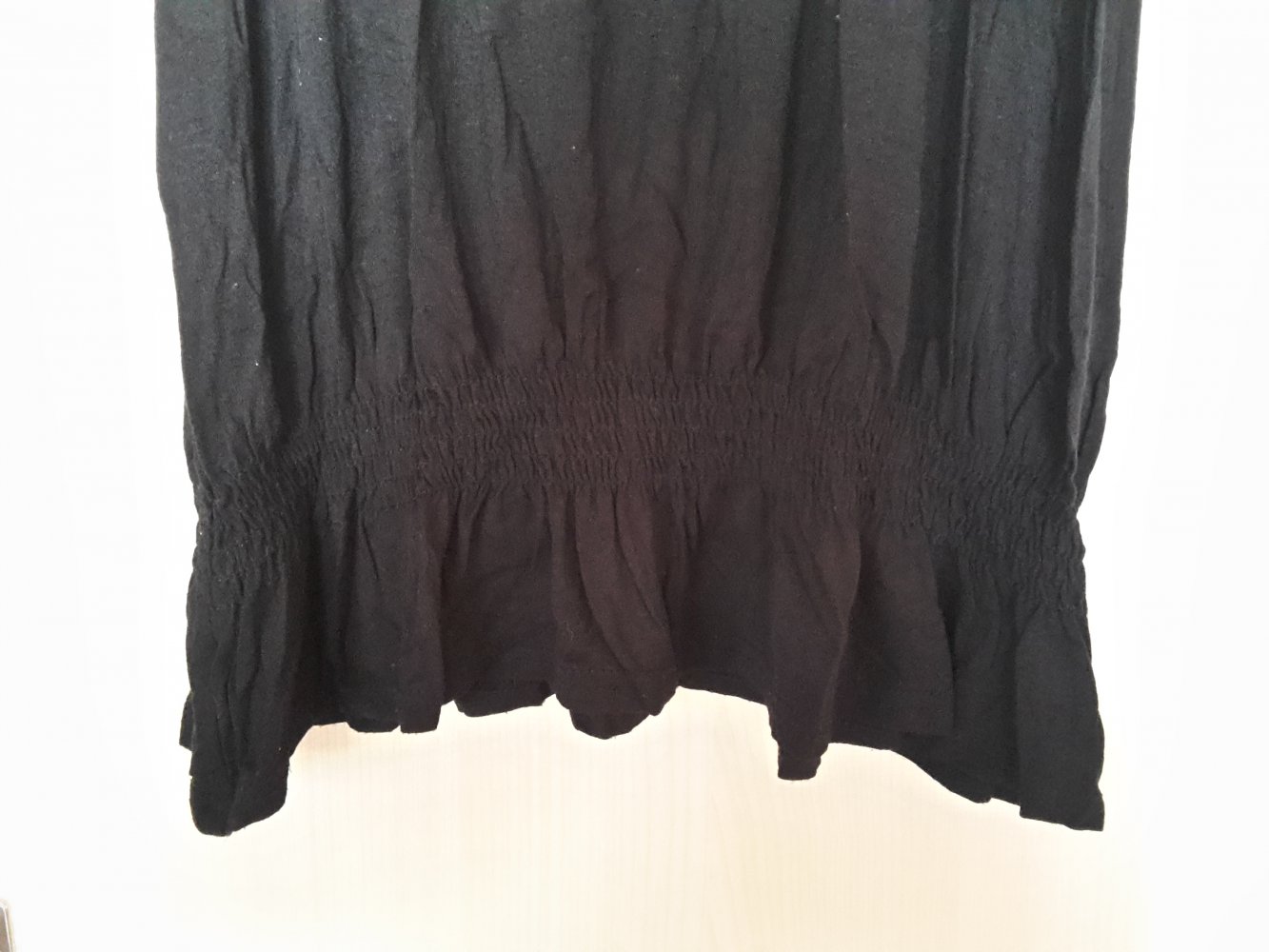 schwarzes längeres T-Shirt mit Gummibund