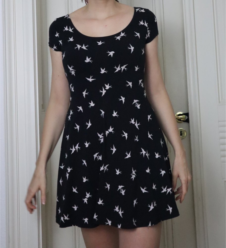 Kleid mit Schwalbenmuster
