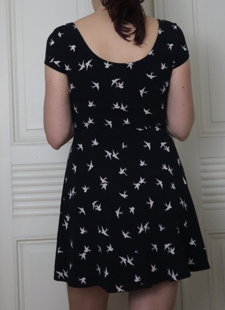 Kleid mit Schwalbenmuster