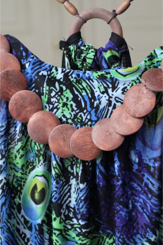 Kleid mit Pfauenmuster