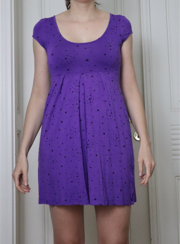 Lila Kleid mit Sternchen