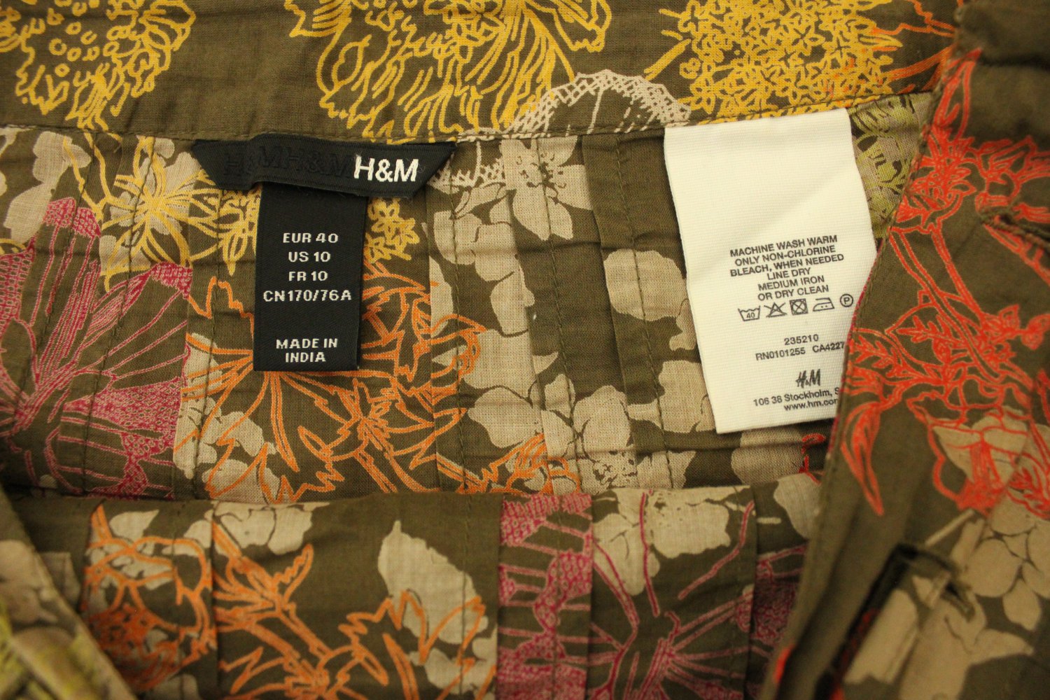 leichter Rock mit buntem Muster in herbstlichen Farben