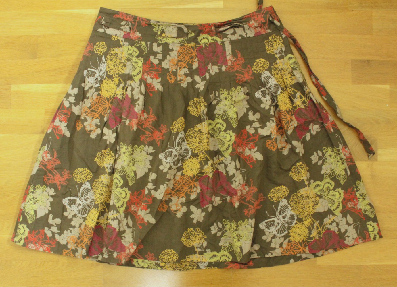 leichter Rock mit buntem Muster in herbstlichen Farben