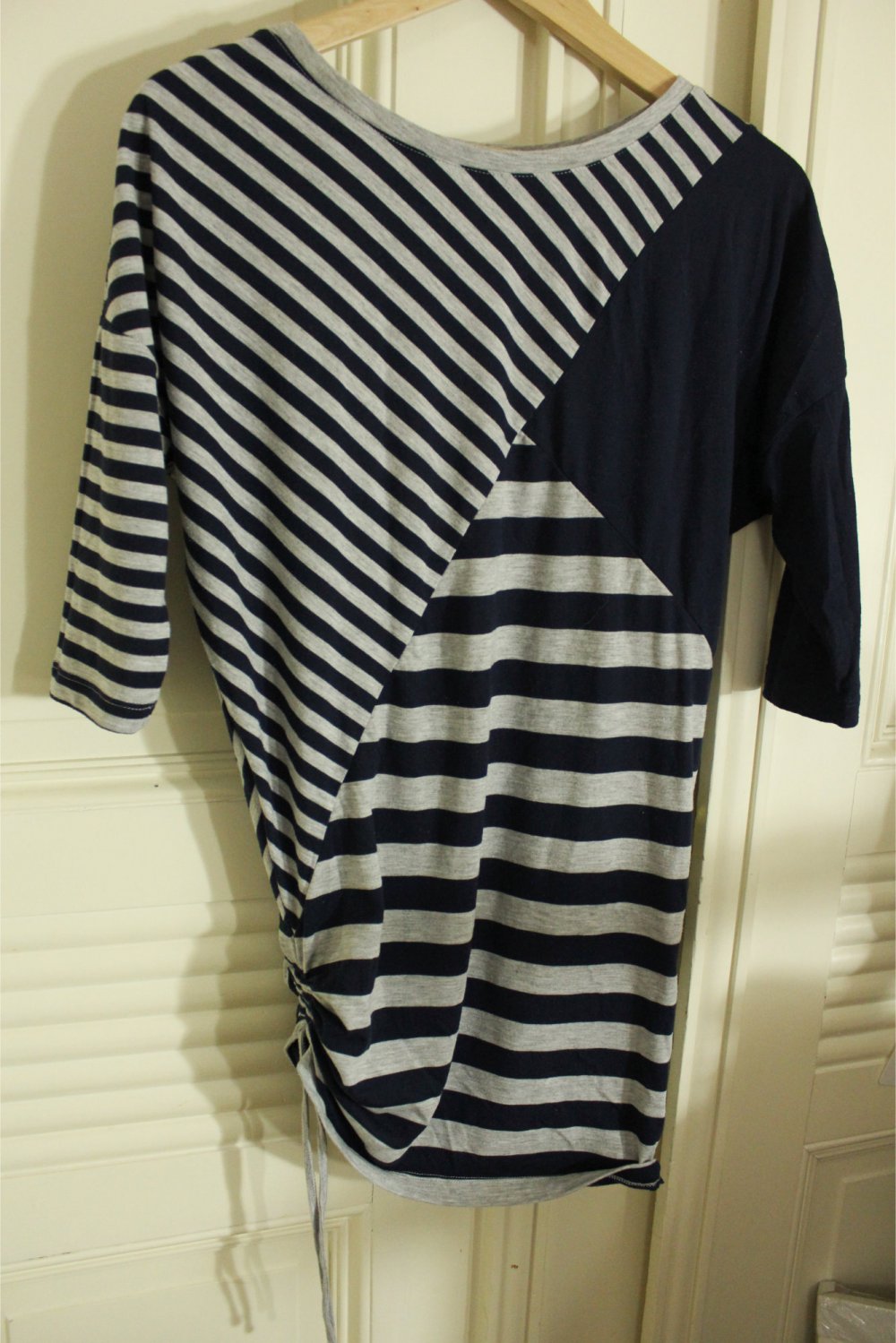 asymmetrisches gestreiftes Oberteil mit Raffung