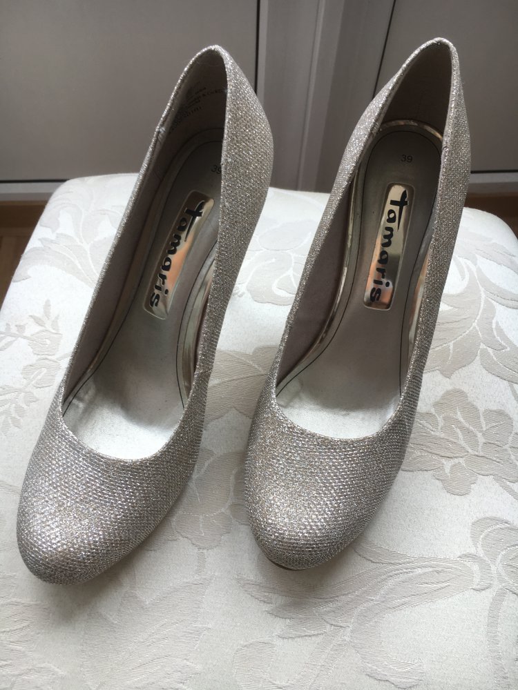 Glitzernde Goldpumps