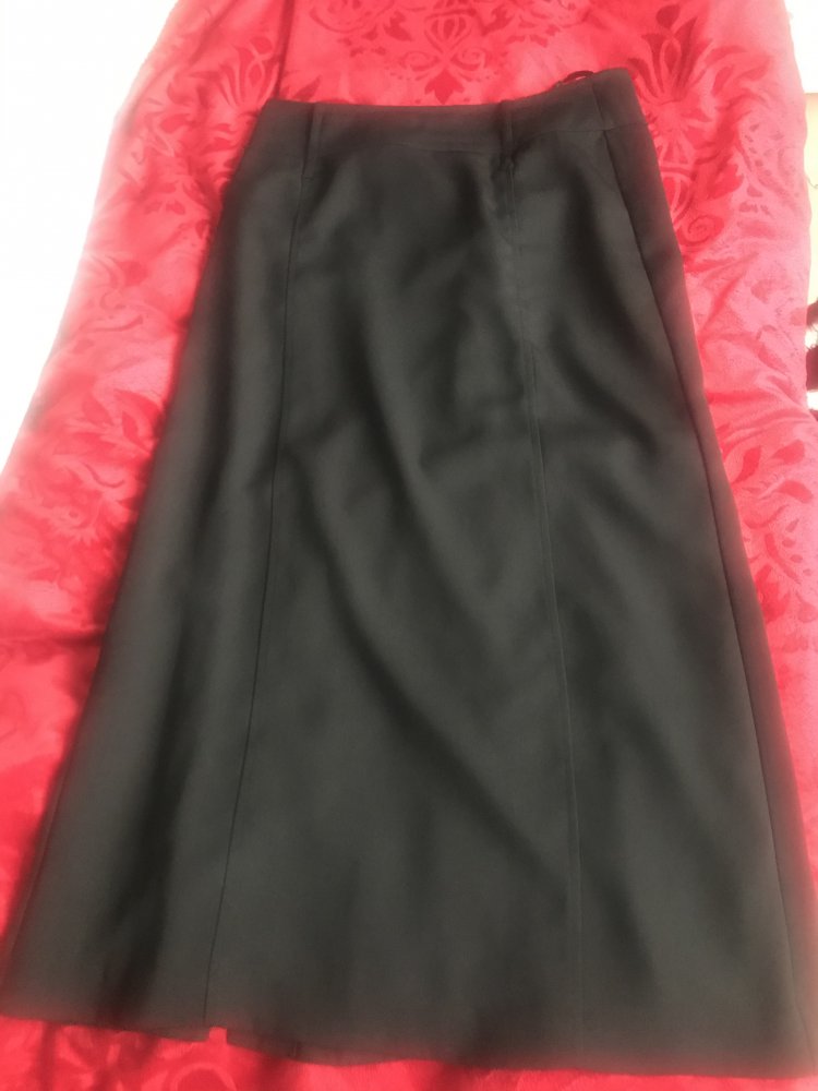 Langer schwarzes Rock mit 2 Schlitze