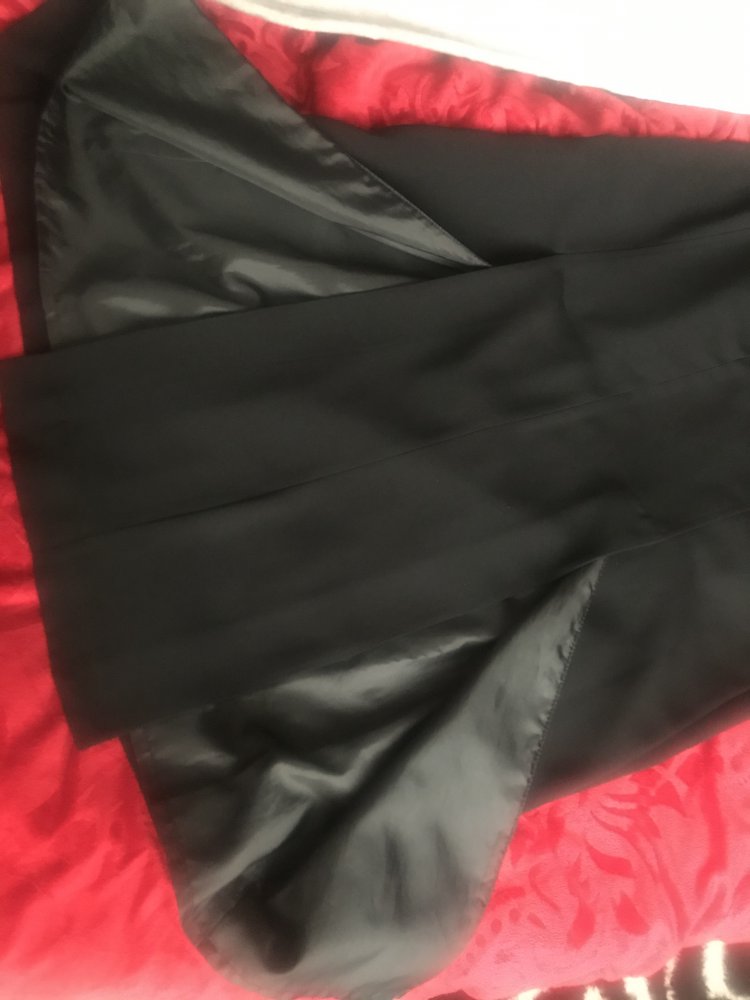 Langer schwarzes Rock mit 2 Schlitze