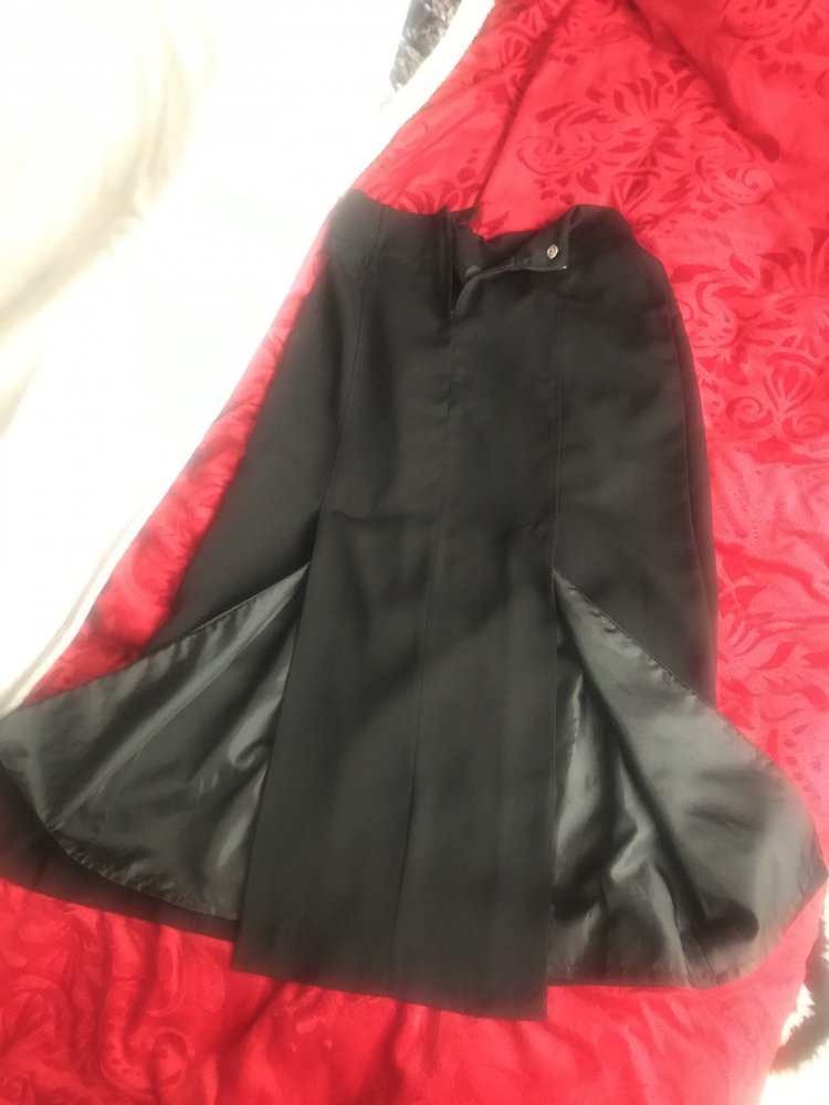 Langer schwarzes Rock mit 2 Schlitze