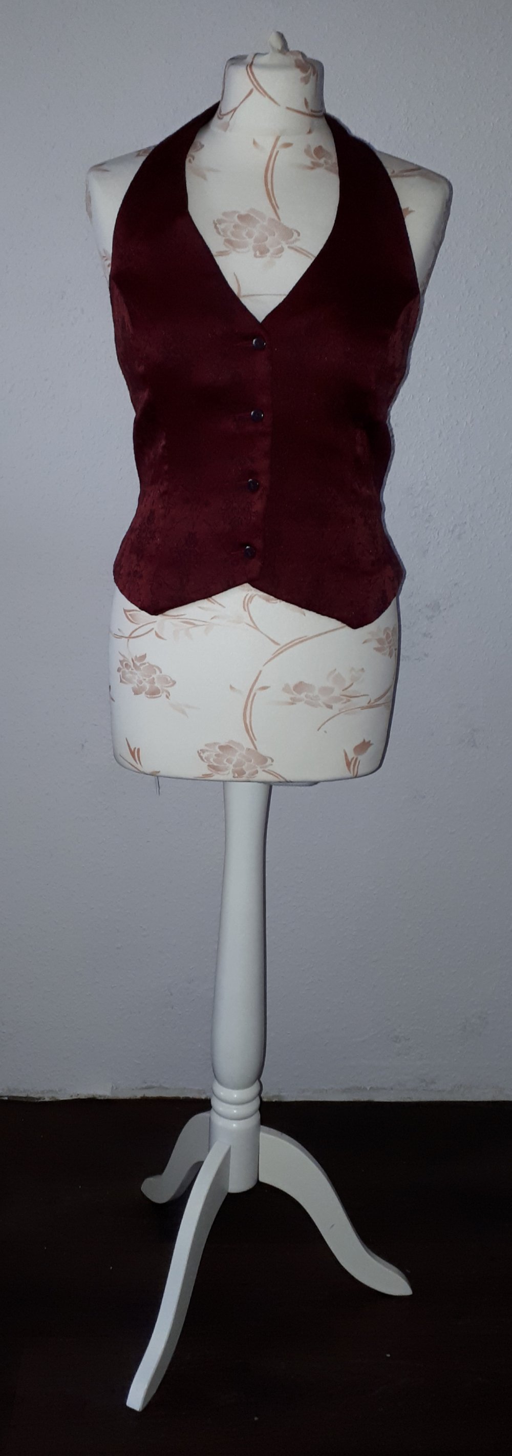 Bestickte weinrote Weste