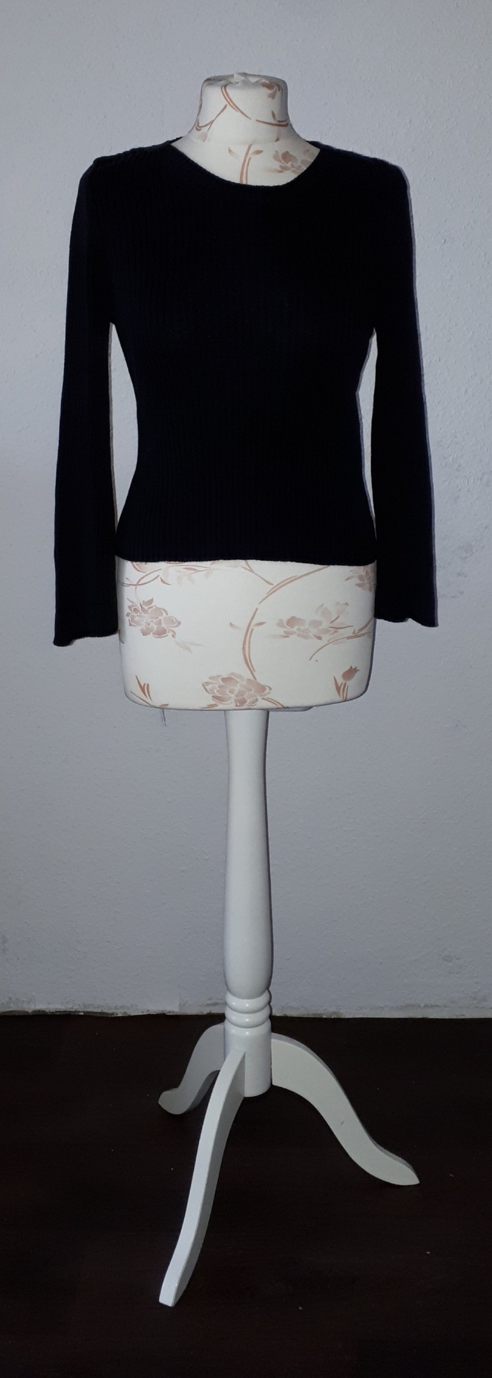 Strickoberteil mit geschlitzten Ärmeln