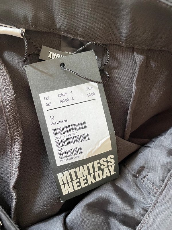 Weekday Stoffhose mit Seitenschlitzen und ausgestelltem Bein