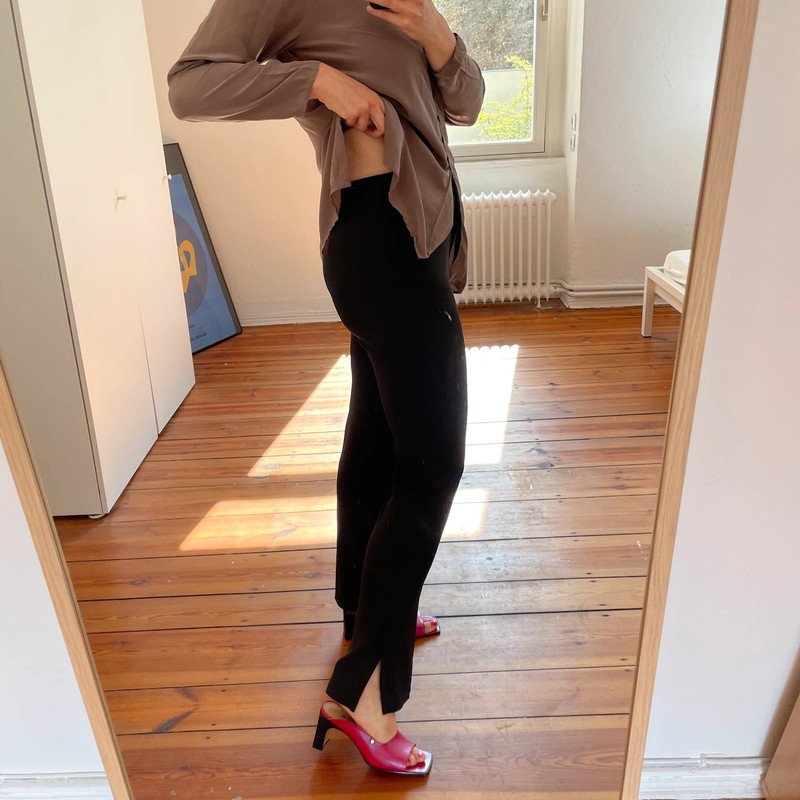 Weekday Stoffhose mit Seitenschlitzen und ausgestelltem Bein