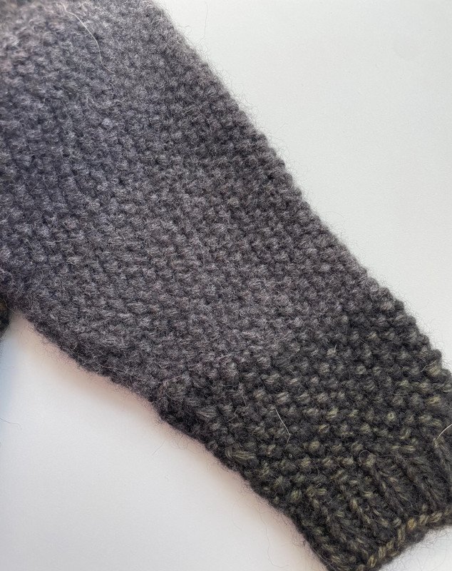 Gestrickter V-Neck Pulli aus Wolle