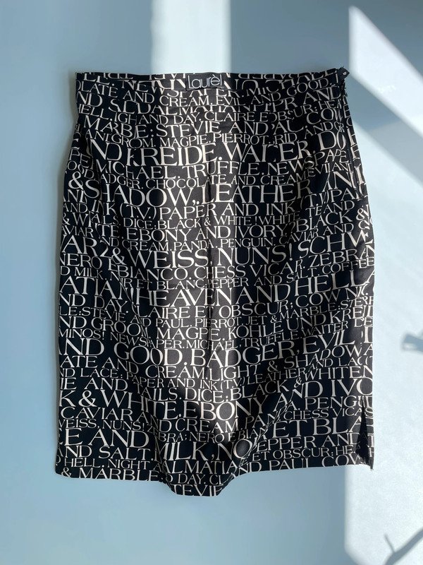 Laurel Vintage Rock 90s Skirt 90er schwarz weiß Typografie