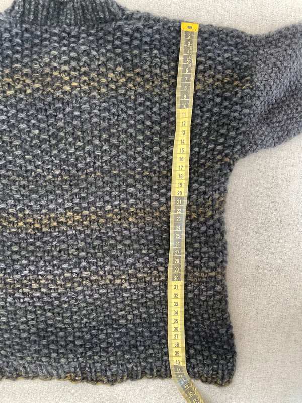 Gestrickter V-Neck Pulli aus Wolle