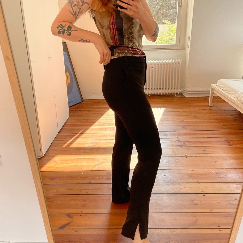 Weekday Stoffhose mit Seitenschlitzen und ausgestelltem Bein