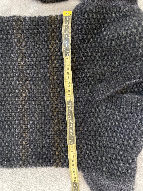 Gestrickter V-Neck Pulli aus Wolle