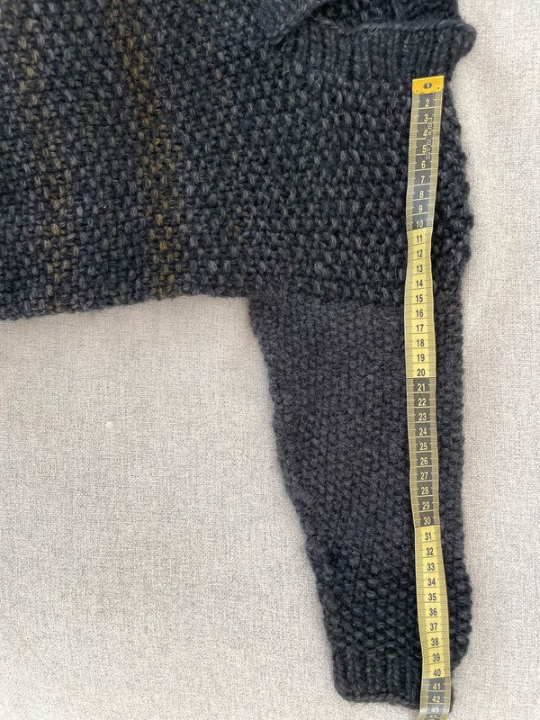 Gestrickter V-Neck Pulli aus Wolle