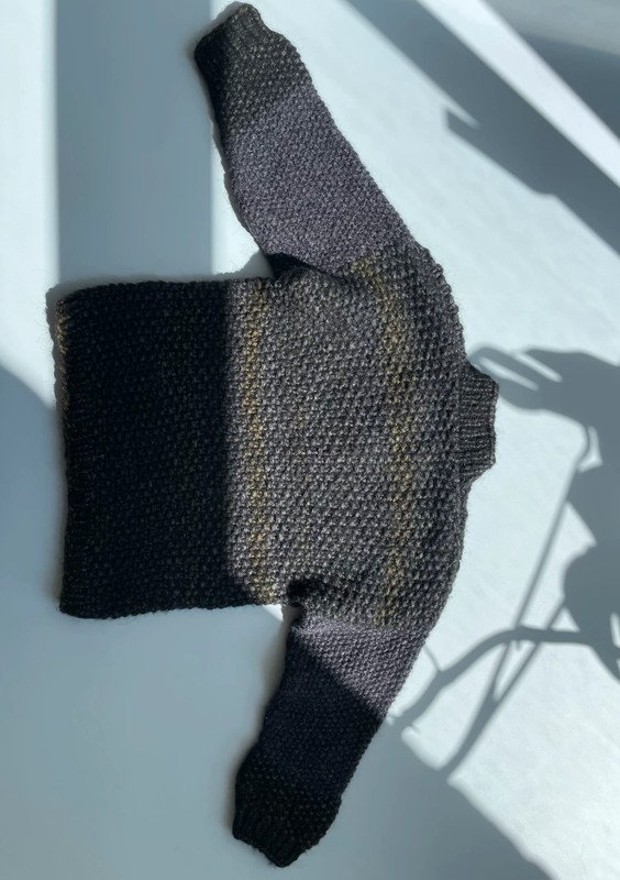 Gestrickter V-Neck Pulli aus Wolle