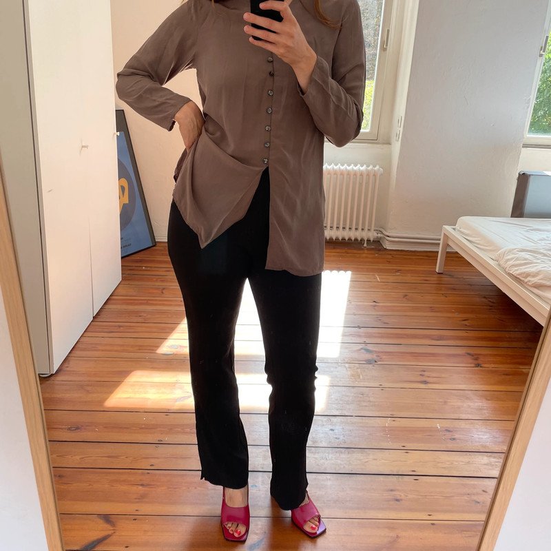 Weekday Stoffhose mit Seitenschlitzen und ausgestelltem Bein