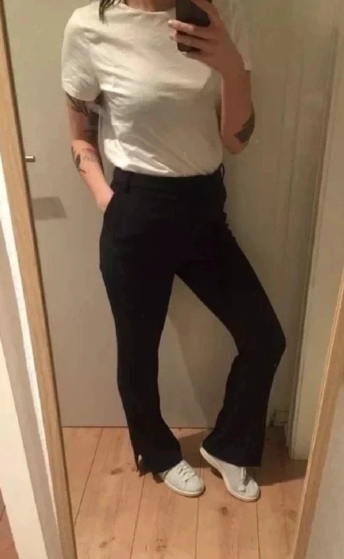 Weekday Stoffhose mit Seitenschlitzen und ausgestelltem Bein