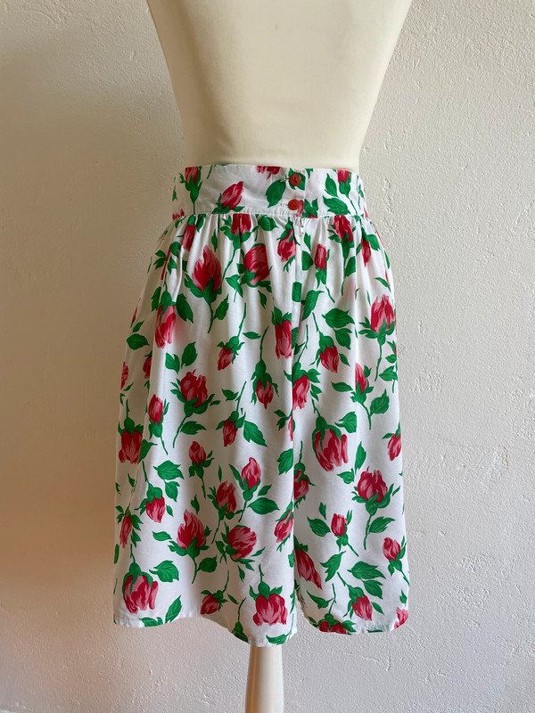 Girl Devision Vintage High Waist Shorts mit Blumenmuster