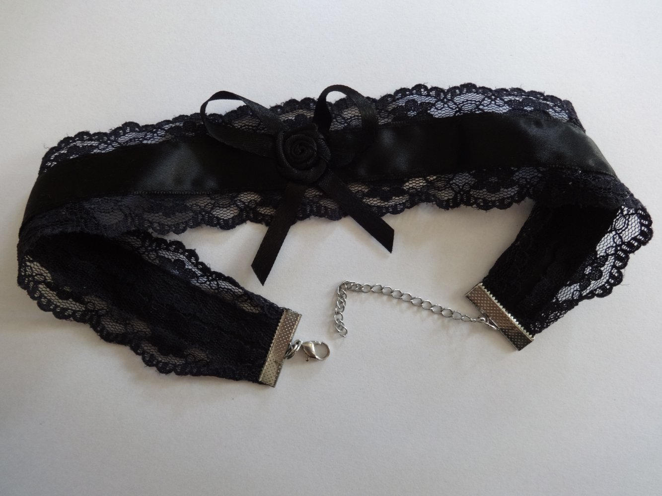 schwarzer Choker mit Schleife und Spitze