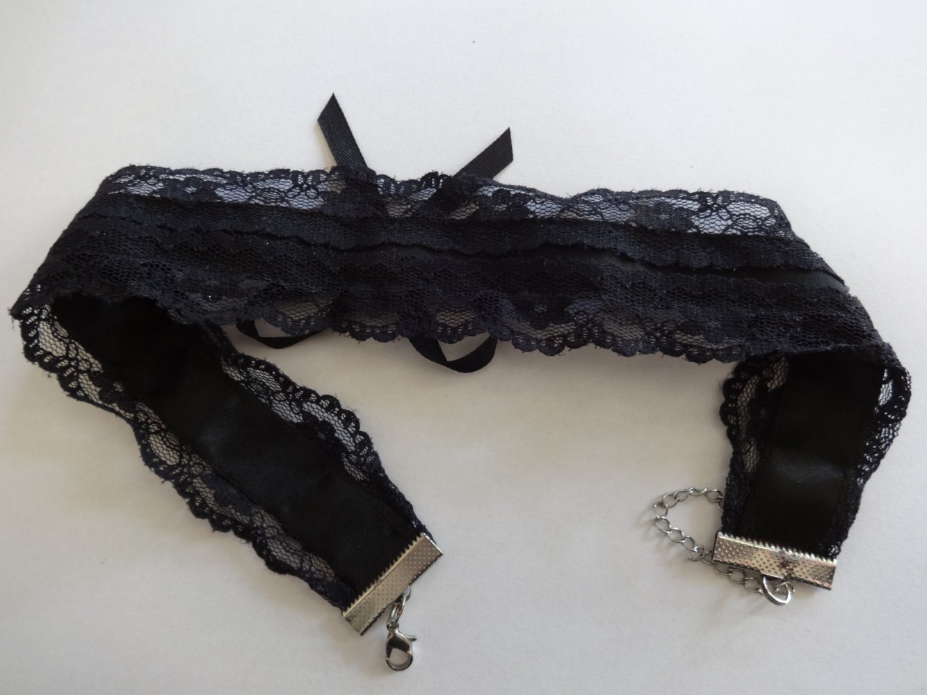schwarzer Choker mit Schleife und Spitze
