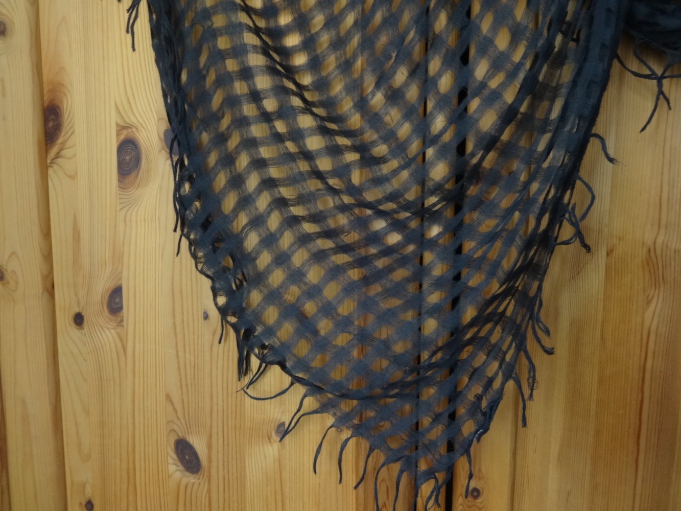 schwarzes Halstuch aus feinem Netz