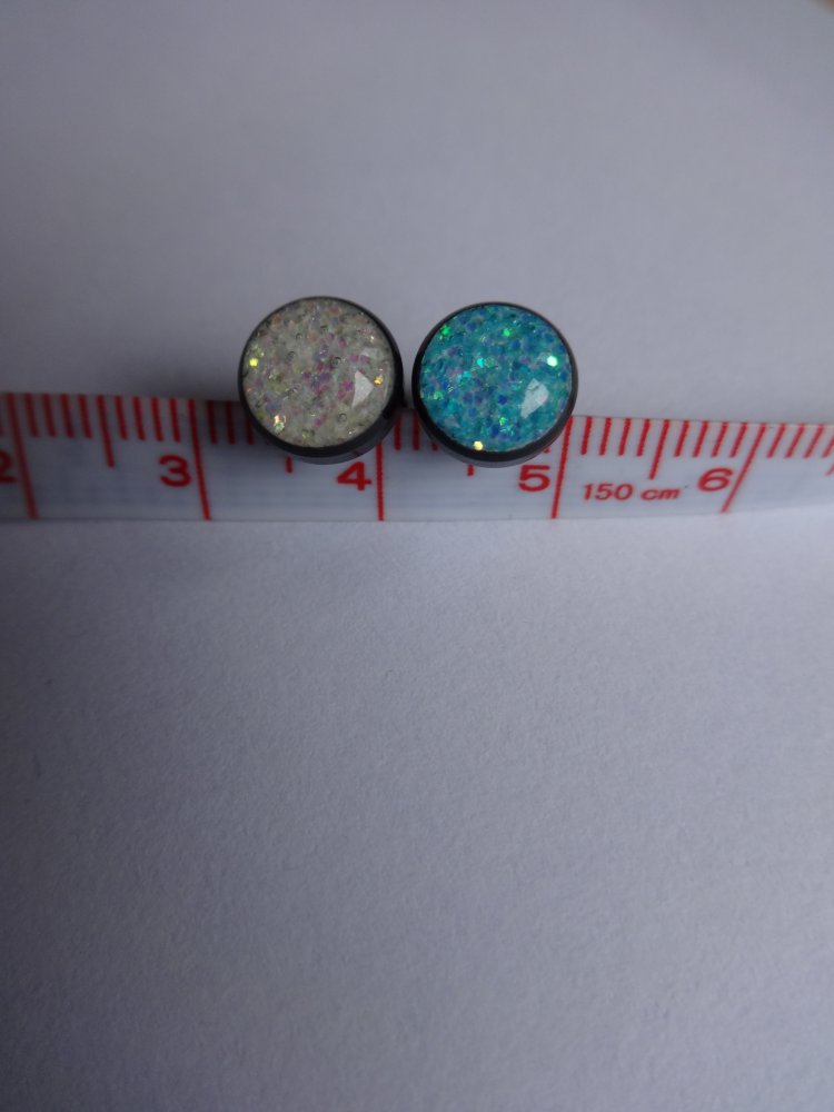 Fake-Plugs in weiß & türkis glitzernd