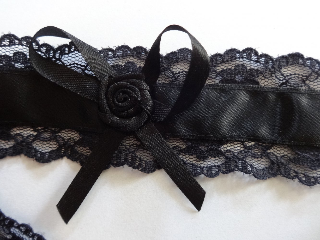 schwarzer Choker mit Schleife und Spitze