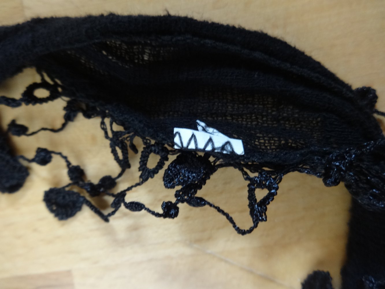 verspieltes schwarzes Halstuch