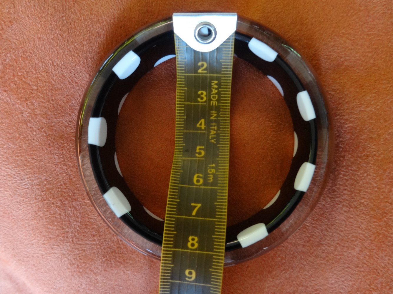 Armreif schwarz-weiß mit Punkten