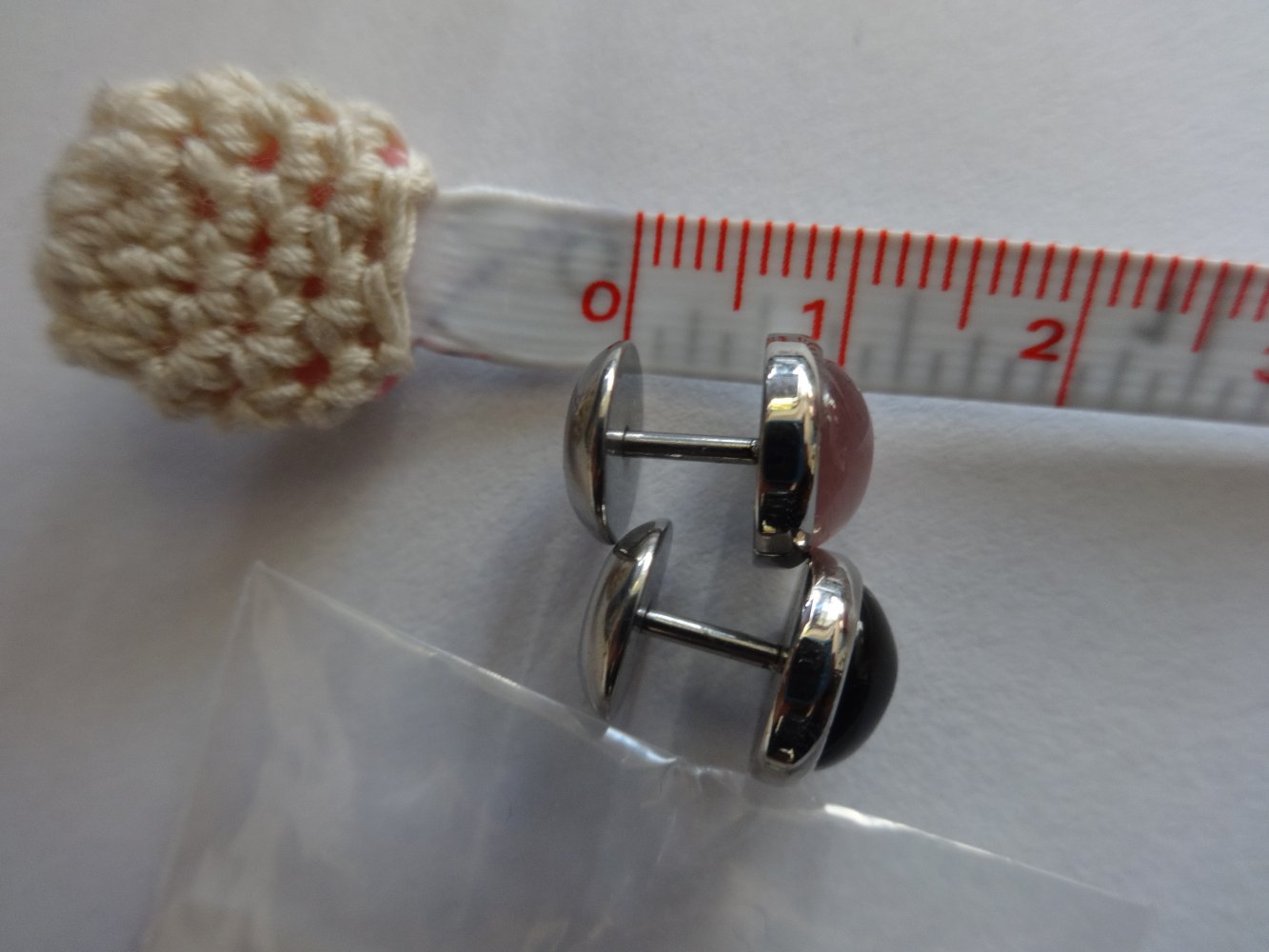 silbern farbene Fake Plugs mit schwarzem und blass lila Stein