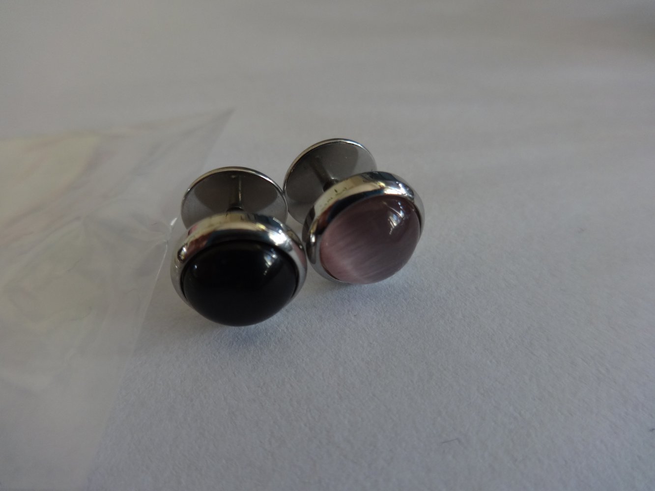 silbern farbene Fake Plugs mit schwarzem und blass lila Stein