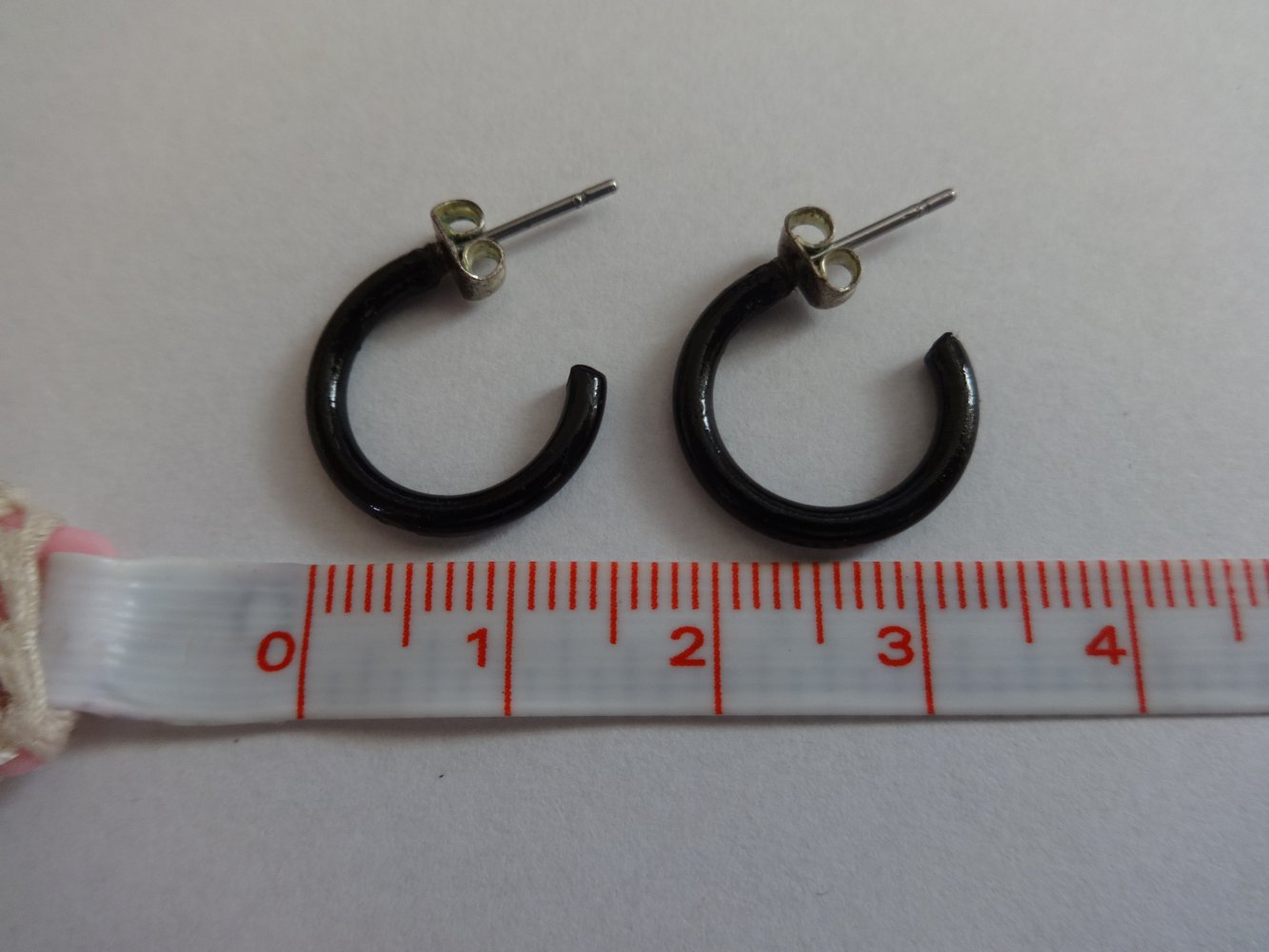 kleine schwarze Creolen