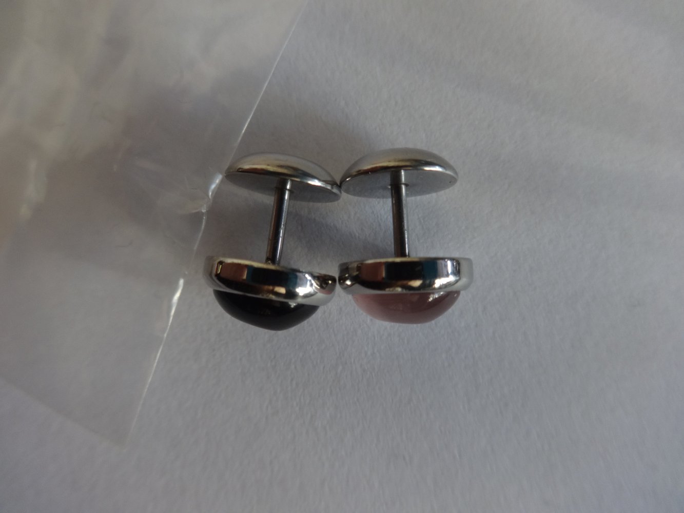 silbern farbene Fake Plugs mit schwarzem und blass lila Stein