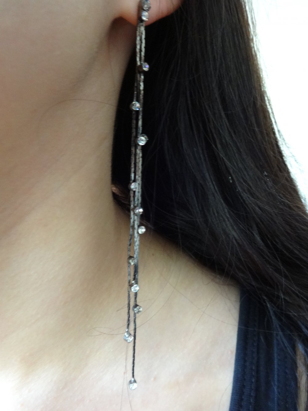 lange, elegante Ohrringe mit Glitzersteinchen