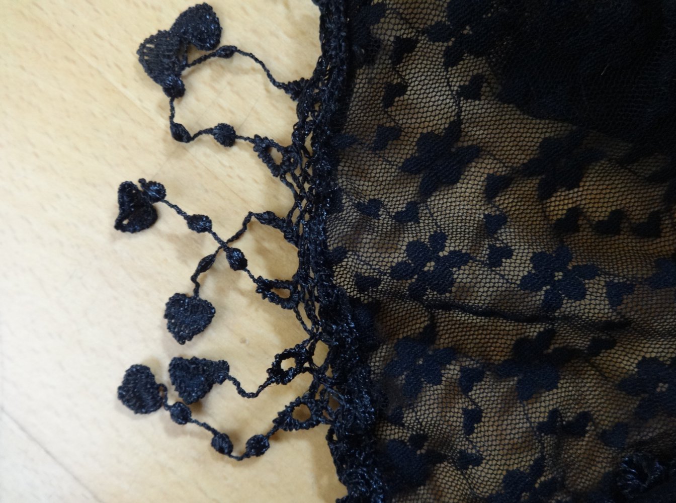 verspieltes schwarzes Halstuch