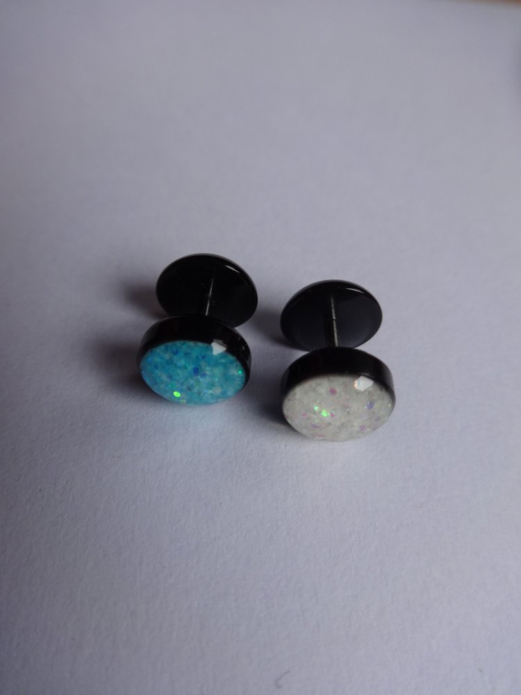 Fake-Plugs in weiß & türkis glitzernd