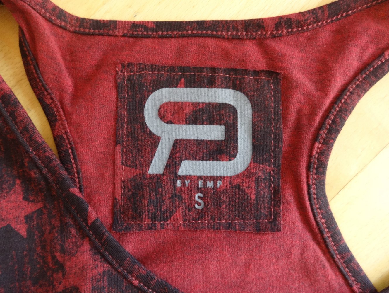 rot schwarzes Top mit Sternen