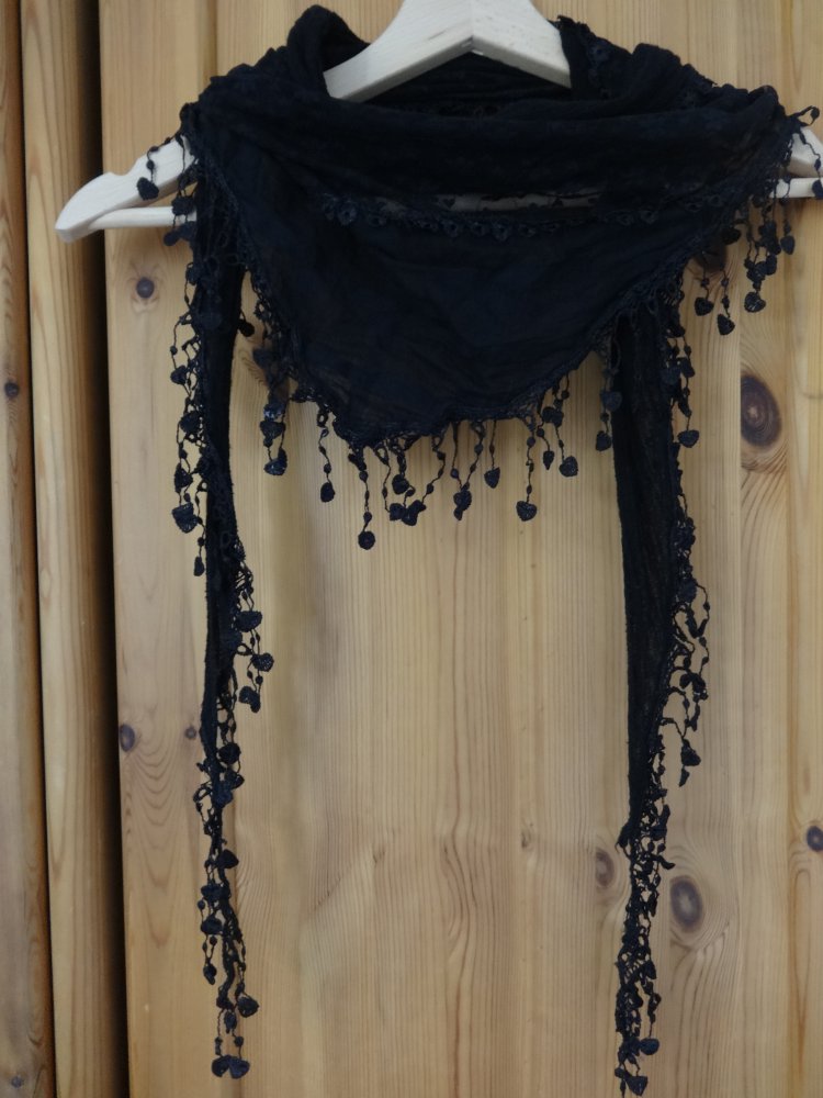 verspieltes schwarzes Halstuch