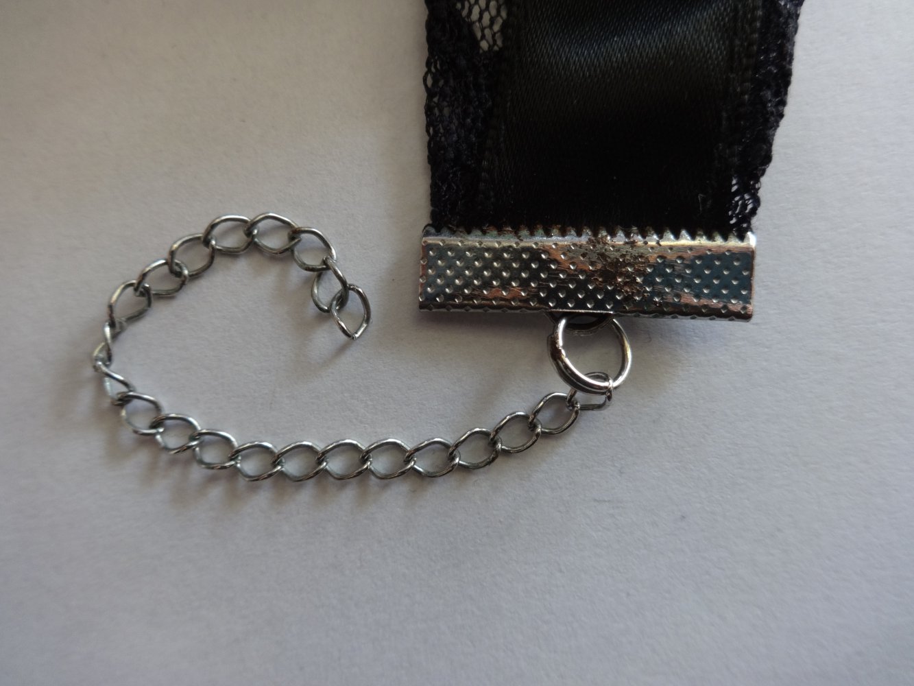 schwarzer Choker mit Schleife und Spitze