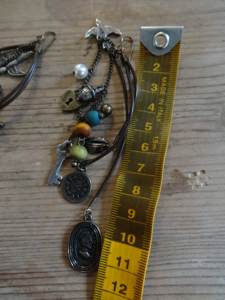 verspielte Ohrringe mit Schwalbe und bunten Perlen